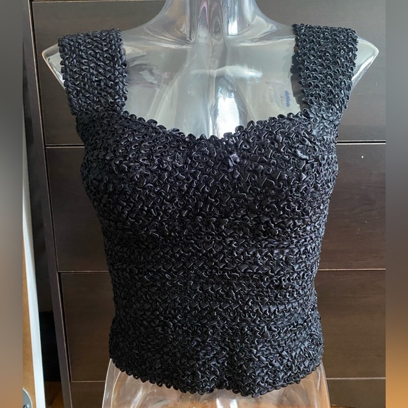 Black crop top. - Picture 4 of 4